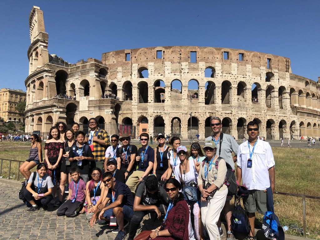 Omar Morineau leading students and families on an art tour at the Colosseum in Rome